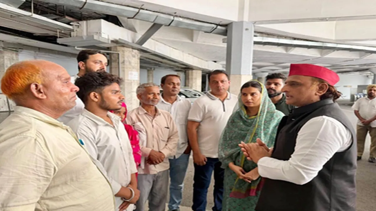 मेरठ छात्रा हत्याकांड : पीड़ित परिवार से मिले अखिलेश यादव, पुलिस कार्रवाई पर उठाए सवाल, कहा- 'जनता अब भाजपा के भाषण नहीं, न्याय चाहती है'