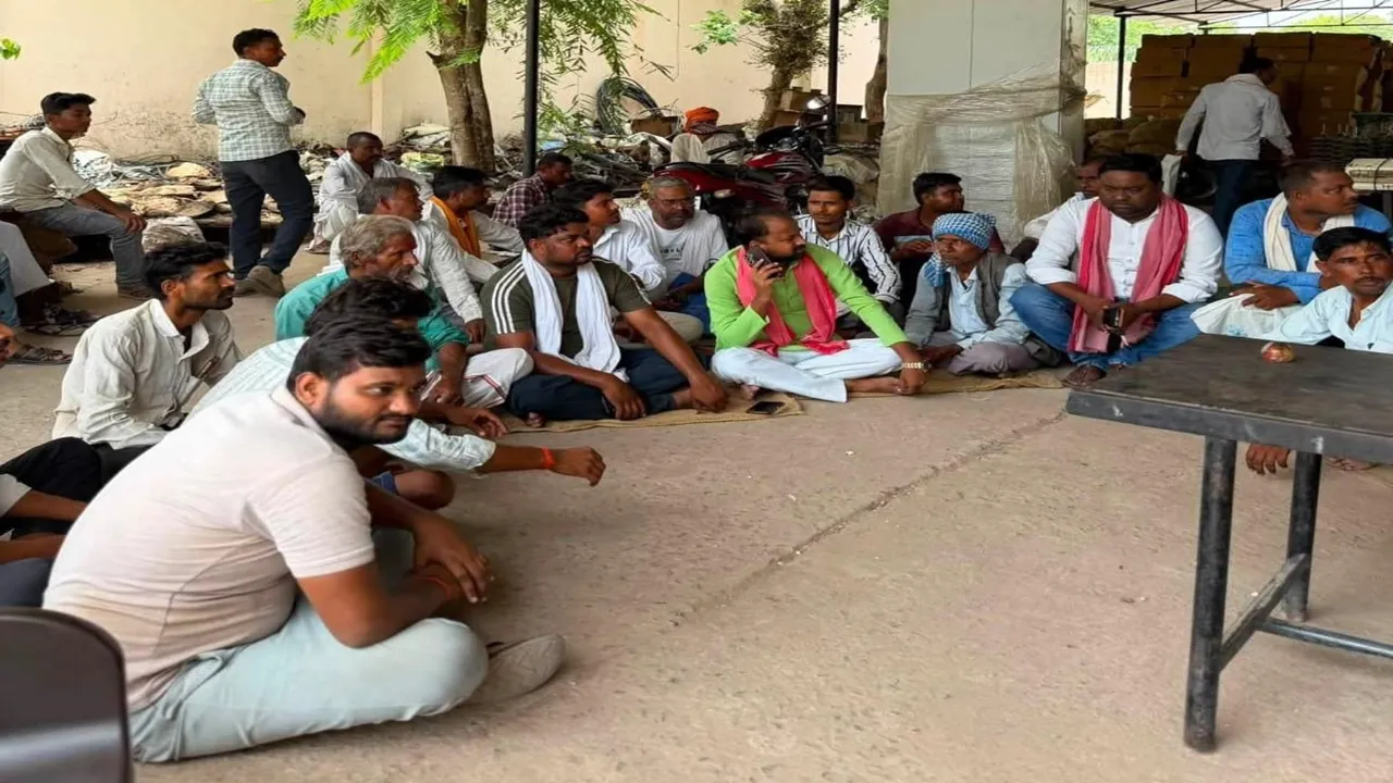 Chitrakoot News : चित्रकूट में किसानों के समर्थन में धरने पर बैठे सदर विधायक अनिल प्रधान, निजी ट्यूबवेल योजना की सामग्री न मिलने पर जताया विरोध