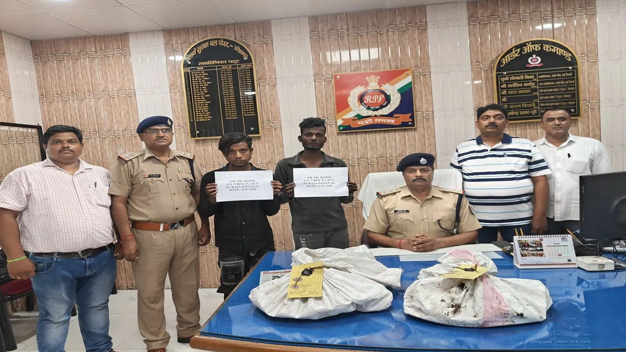 Gonda News : रेलवे यार्ड से लोहा चोरी करते दो युवक गिरफ्तार, 26 पंडाल क्लिप बरामद