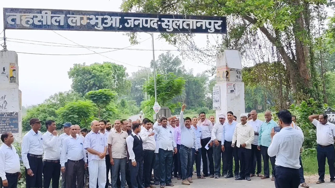 Sultanpur News : SDM के तबादले की मांग पर आर-पार, छठे दिन भी हड़ताल पर रहे अधिवक्ता; तहसील से सड़क तक निकाला विरोध मा