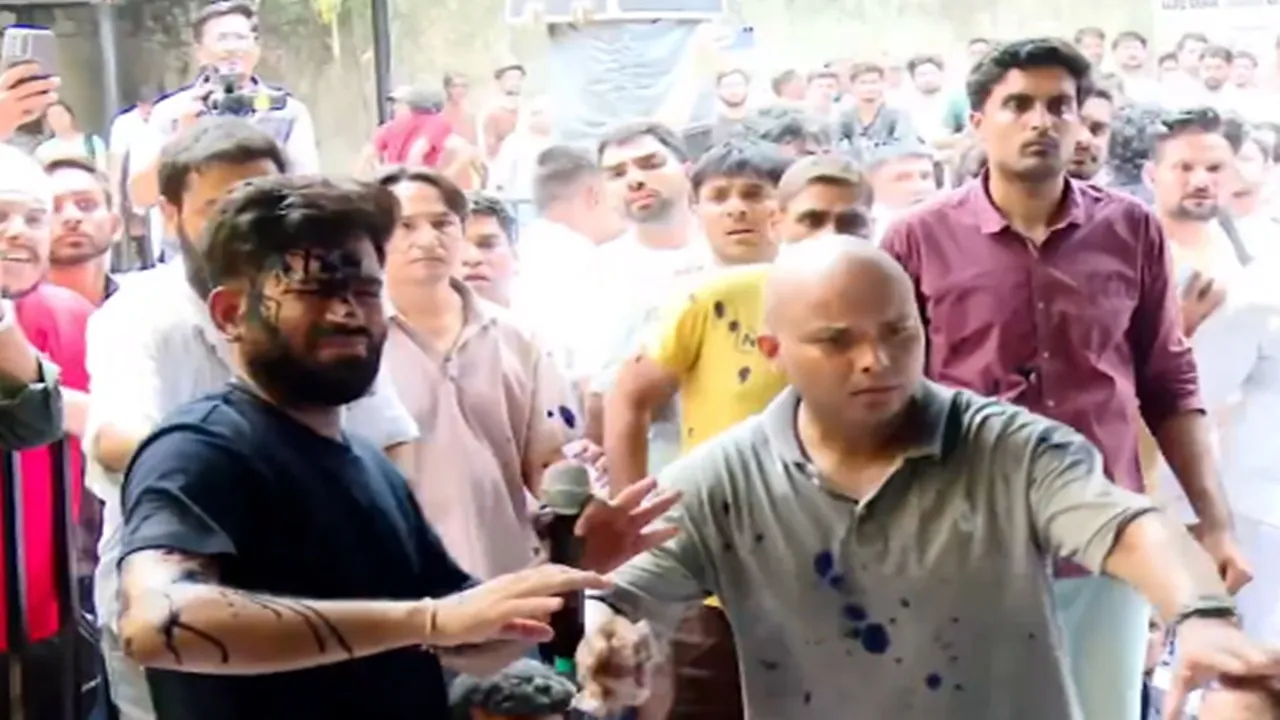 Jantar Mantar Protest : जंतर-मंतर पर अभिजीत दिपके पर फेंकी गई नीली स्याही, बोले- 'नीला रंग तो मेरा है, जय भीम'