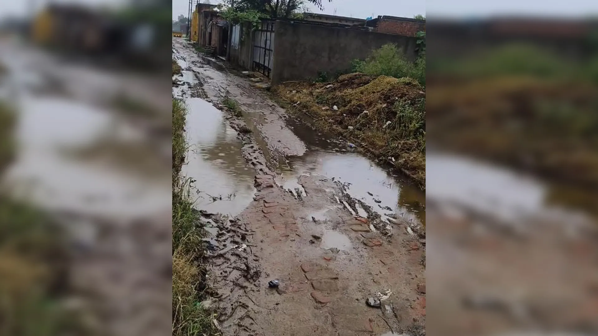 Moradabad News : सड़क पर जलभराव को लेकर ग्रामीणों का फूटा गुस्सा