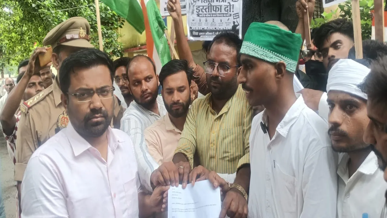 Sitapur News : पेपर लीक के खिलाफ छात्रों का प्रदर्शन, राष्ट्रपति के नाम एसडीएम को सौंपा ज्ञापन