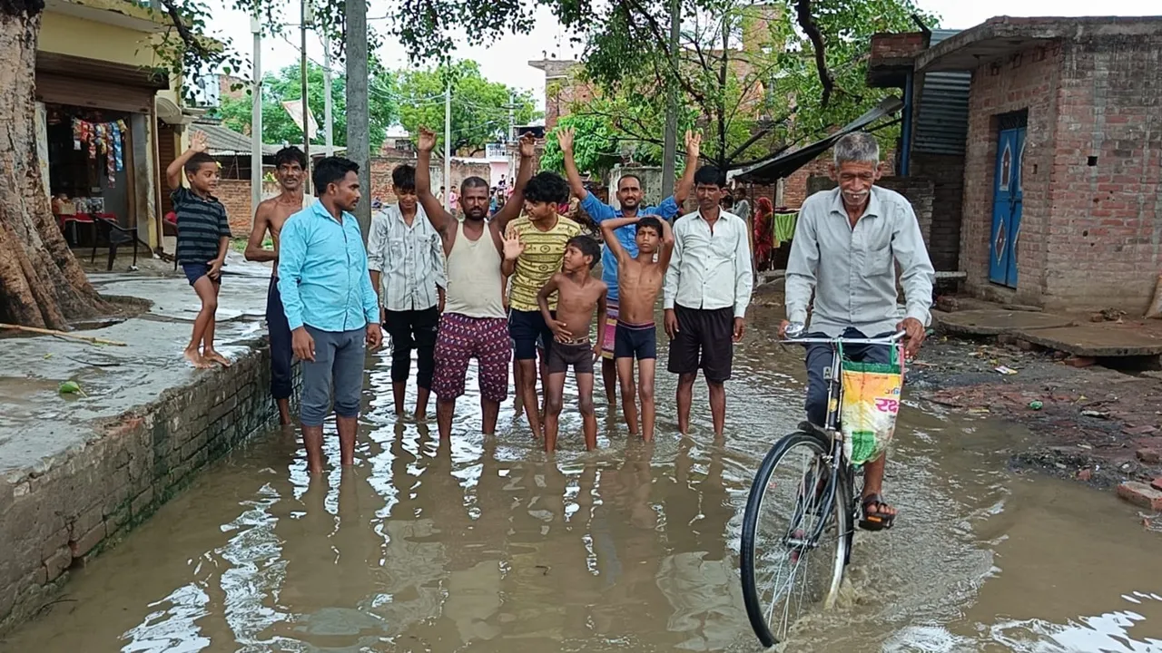 Kannauj News : जलभराव से बेहाल सैसारपुर, घरों में घुसा पानी, जनसुनवाई और अधिकारियों की बेरुखी से ग्रामीणों में आक्रोश