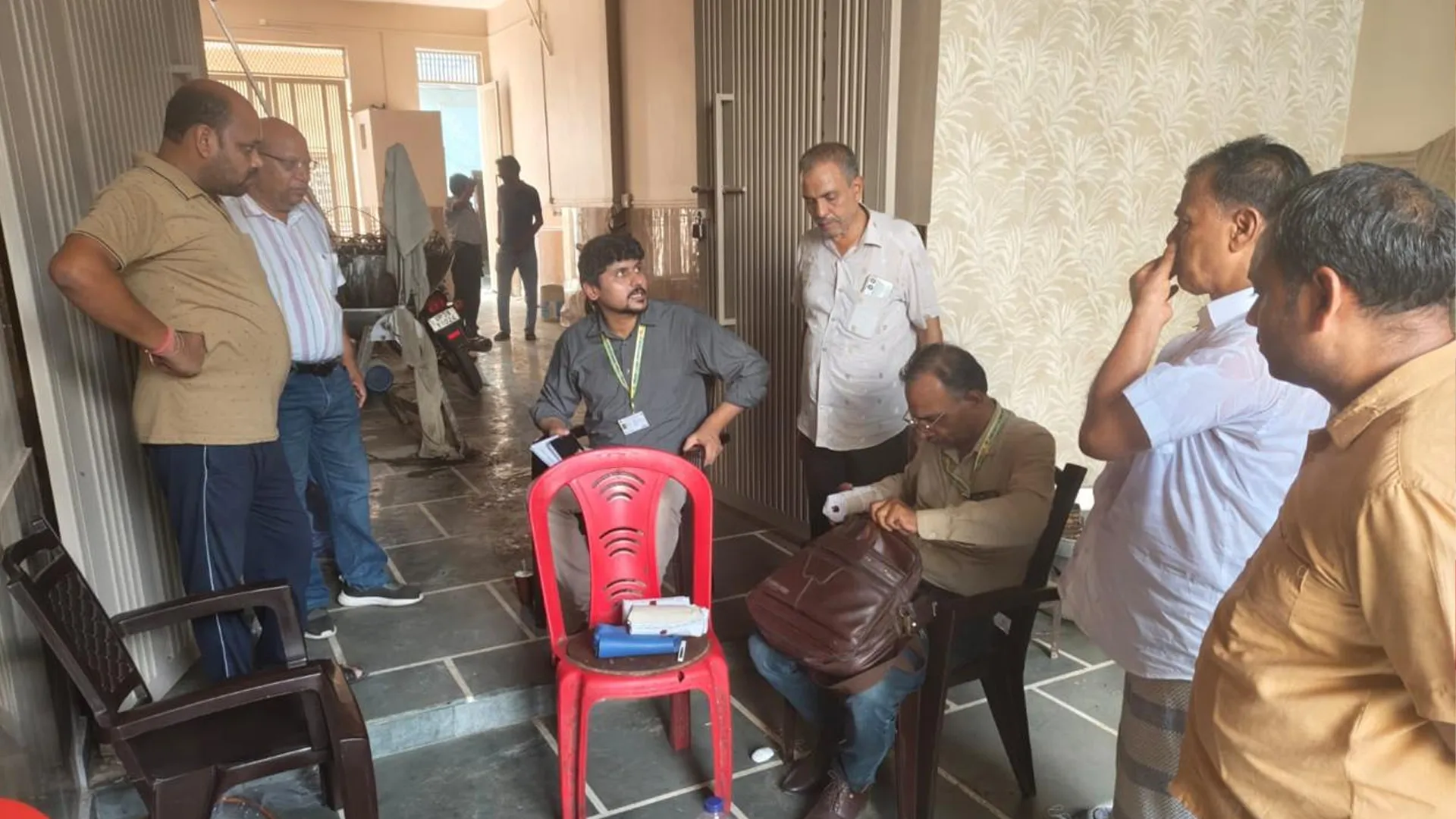 Sambhal News : खाद्य सुरक्षा विभाग ने छापेमारी कर बिना लाइसेंस मिठाई निर्माण कराया बंद