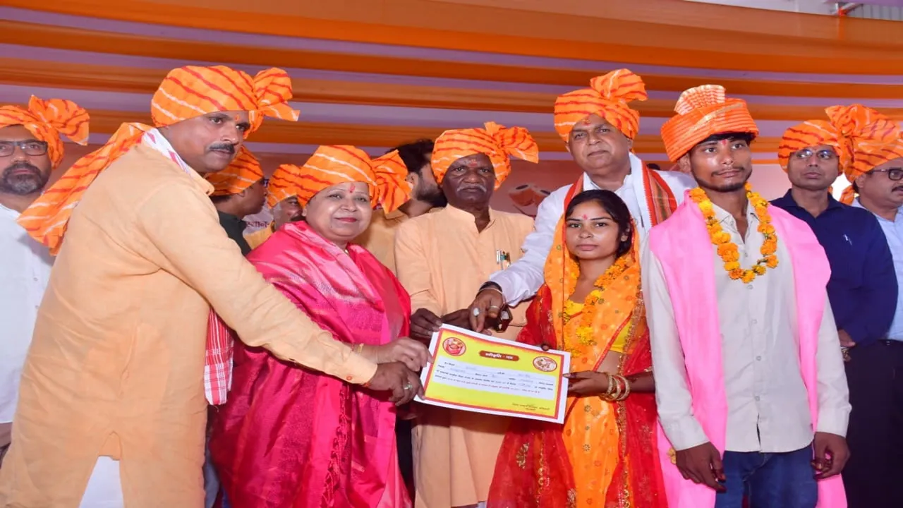Barabanki News: मुख्यमंत्री सामूहिक विवाह योजना के तहत 171 जोड़ों का हुआ विवाह, नवदंपतियों को मिले प्रमाण-पत्र