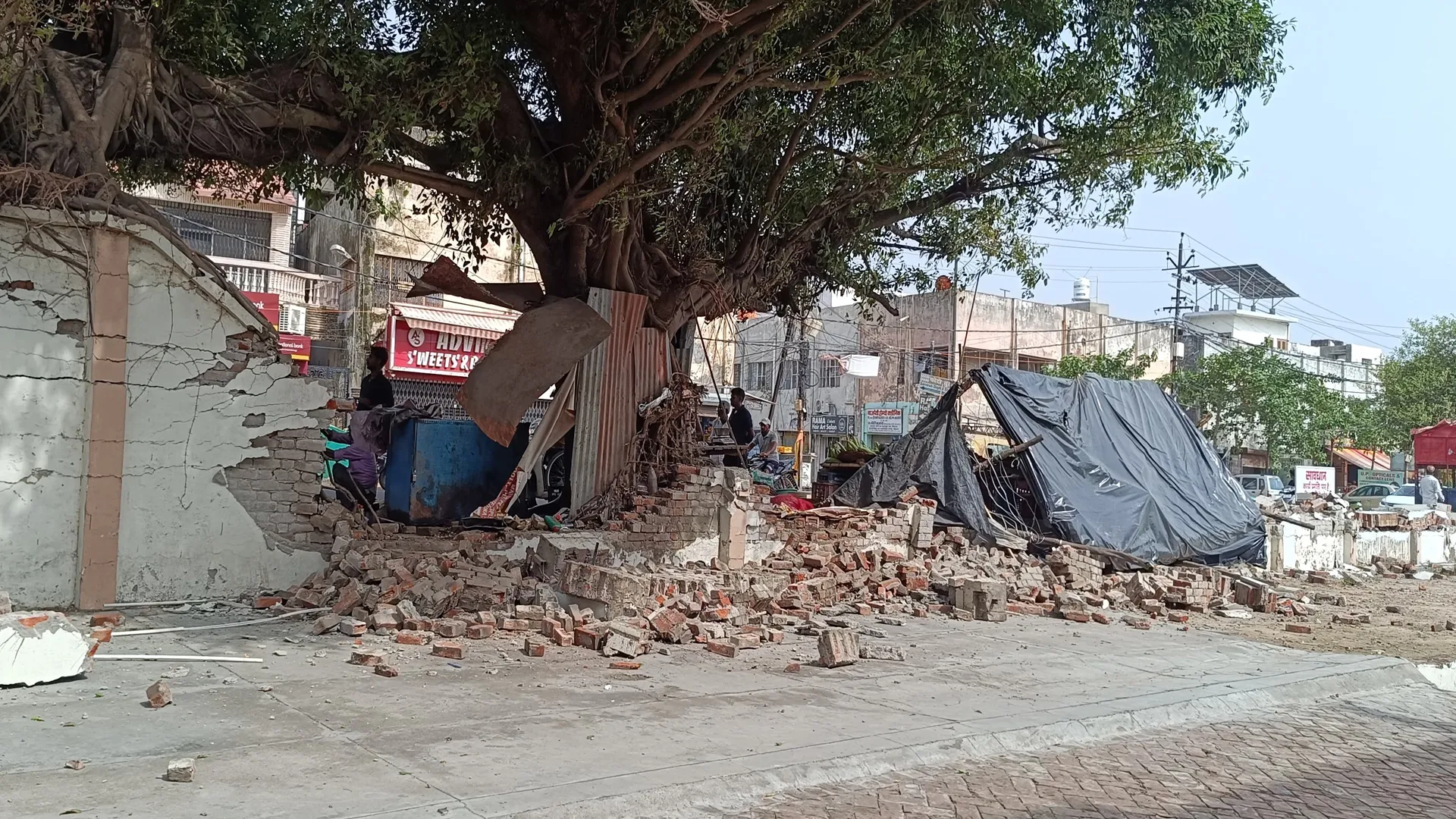 Bareilly News : जीआरएम स्कूल की बाउंड्रीवॉल पर चला निगम का बुलडोजर