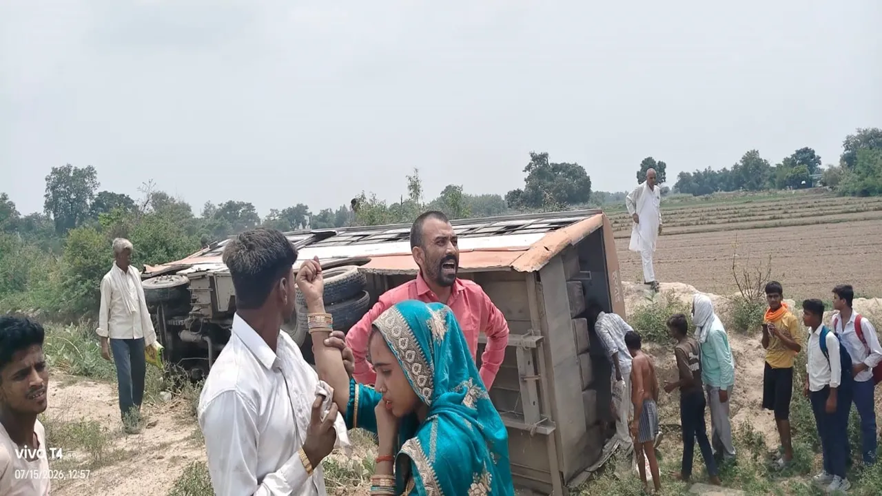Hardoi News : हाईवे पर खड़े ट्रक से टकराकर पलटी रोडवेज बस, 46 यात्रियों में मची चीख-पुकार, बड़ा हादसा टला