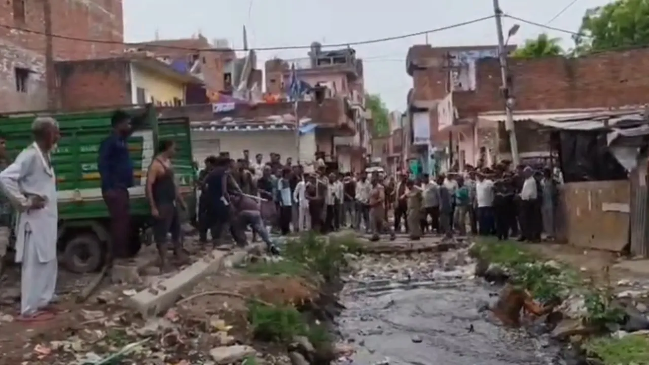 Kanpur News : अवैध कब्जे हटाने पहुंची नगर निगम टीम के सामने बवाल, शिकायतकर्ता को नाले में फेंका, सुरक्षाकर्मियों ने किया लाठीचार्ज