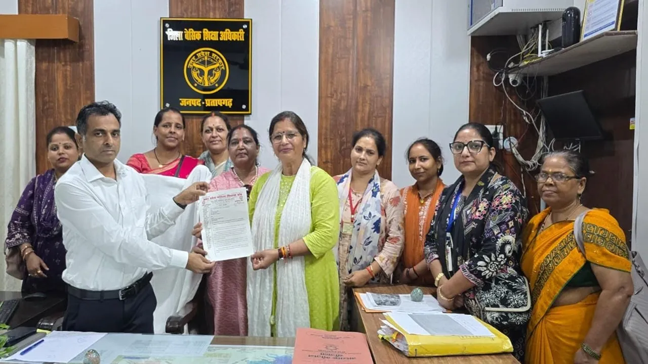 Pratapgarh News: स्कूलों का समय पूर्ववत करने की मांग, महिला शिक्षक संघ ने बीएसए को सौंपा ज्ञापन