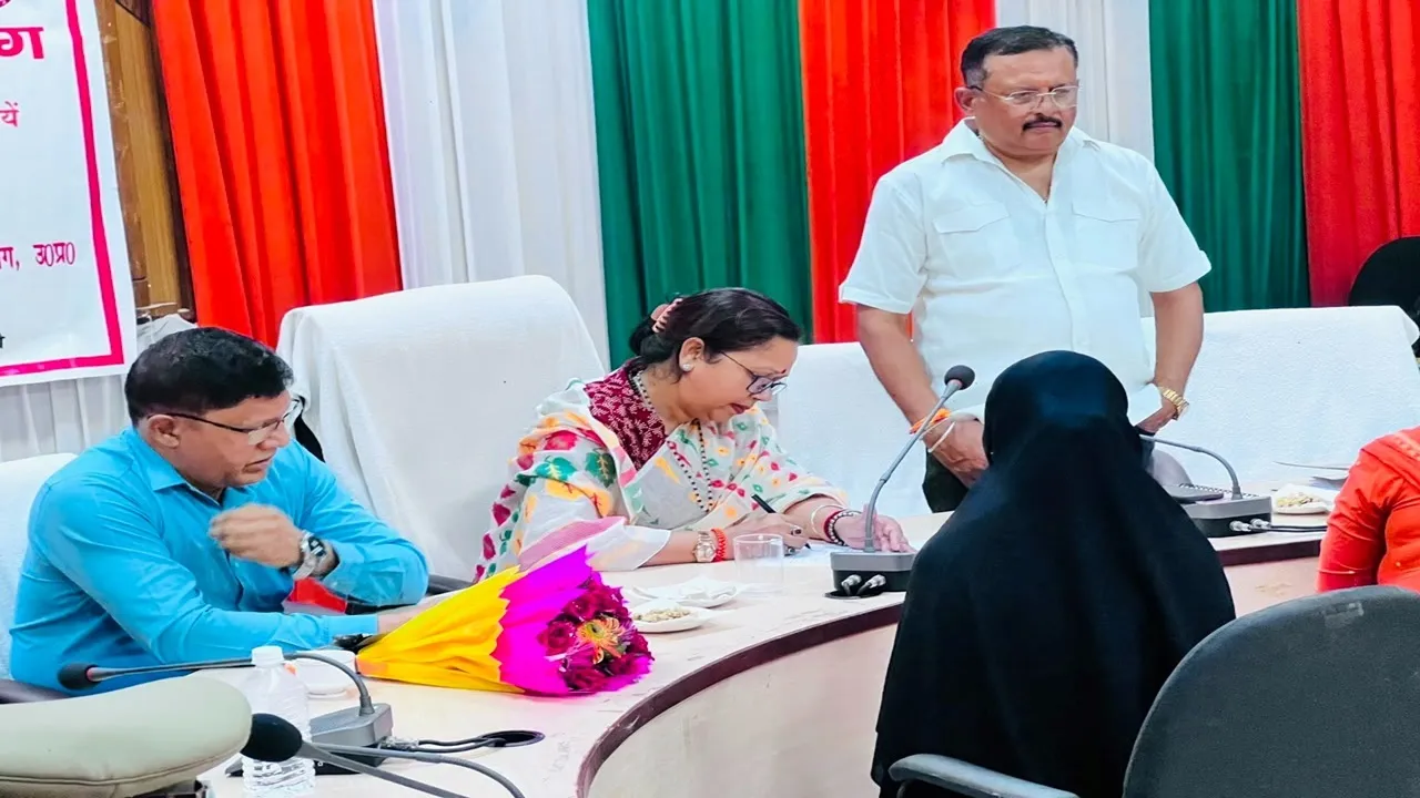 Barabanki News: महिला आयोग की सदस्या अंजू प्रजापति की जनसुनवाई, 26 शिकायतों पर मांगी रिपोर्ट; अधिकारियों को सख्त निर्देश