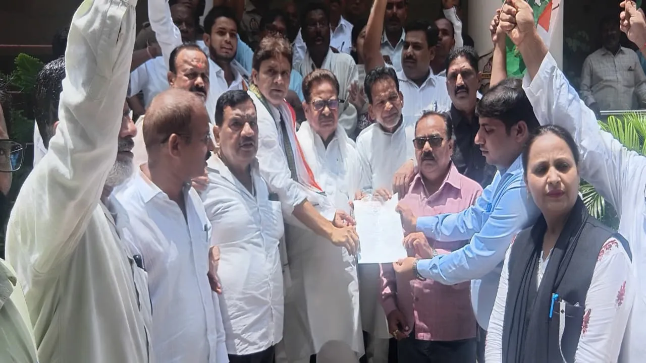 Barabanki News : खाद संकट और स्मार्ट मीटर के मुद्दे पर कांग्रेस का प्रदर्शन, राज्यपाल के नाम भेजा ज्ञापन