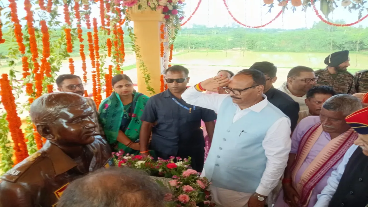 Hardoi News: शहीद मेजर पंकज कुमार पांडे की प्रतिमा का अनावरण, डिप्टी सीएम बृजेश पाठक बोले- वीरों का बलिदान राष्ट्र की प्रेरणा