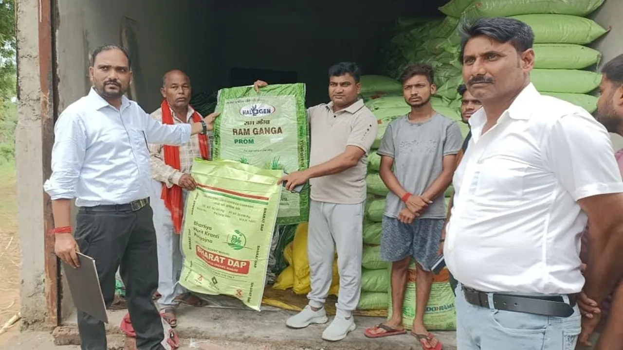 Chitrakoot News : नकली खाद के कारोबार का भंडाफोड़, एसडीएम के छापे में डीएपी की पैकिंग में भरकर बिक रही थी घटिया खाद