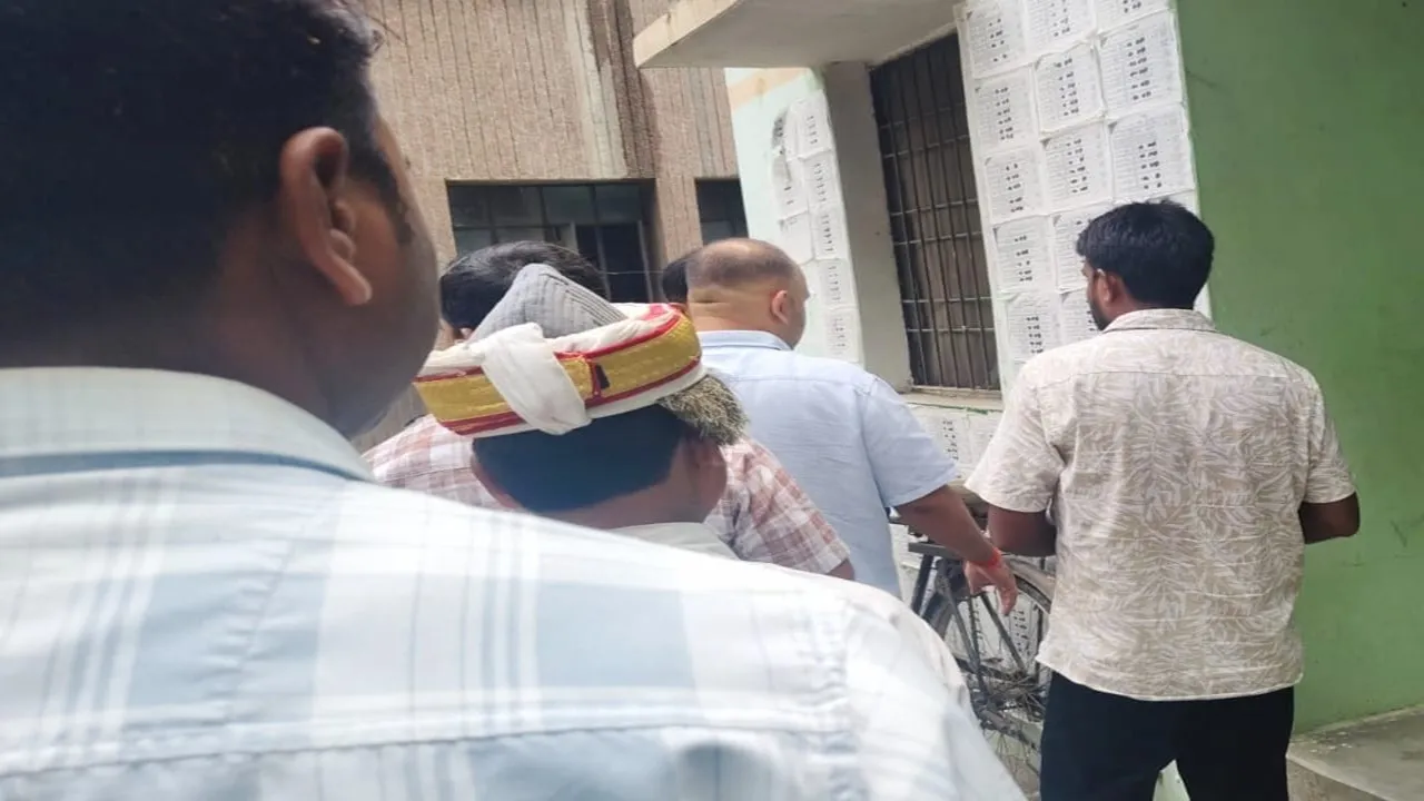 Pratapgarh News : आंगनबाड़ी सहायिका चयन सूची पर मार्कर चलाने से मचा बवाल, डीएम ने मौके पर पहुंचकर जांच के दिए आदेश