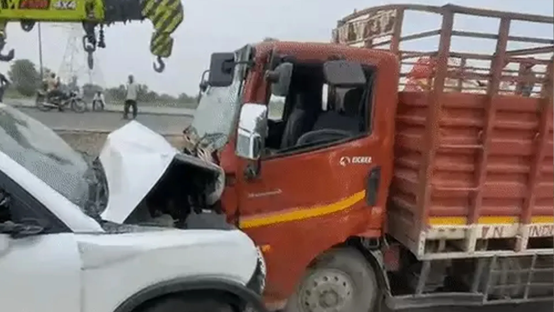बरेली में भीषण सड़क हादसा : स्कॉर्पियो और DCM की आमने-सामने टक्कर, एक ही परिवार के 3 लोगों की दर्दनाक मौत, 2 घायल