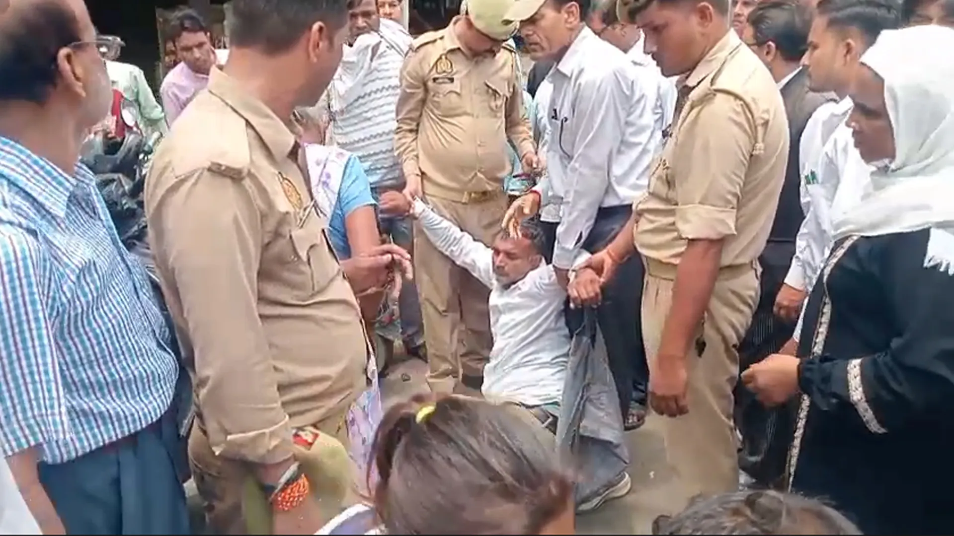 Bareilly News : कलेक्ट्रेट गेट पर दंपति ने बच्ची संग आत्मदाह का किया प्रयास, पुलिस की सतर्कता से टला बड़ा हादसा