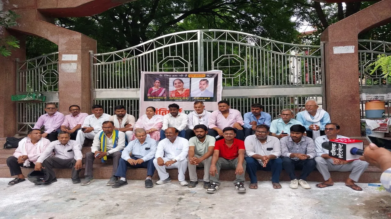 Kanpur News: सोनम वांगचुक के समर्थन में भूख हड़ताल से पहले पुलिस की घेराबंदी, चमन खन्ना हाउस अरेस्ट; नानाराव पार्क में घंटों चला धरना