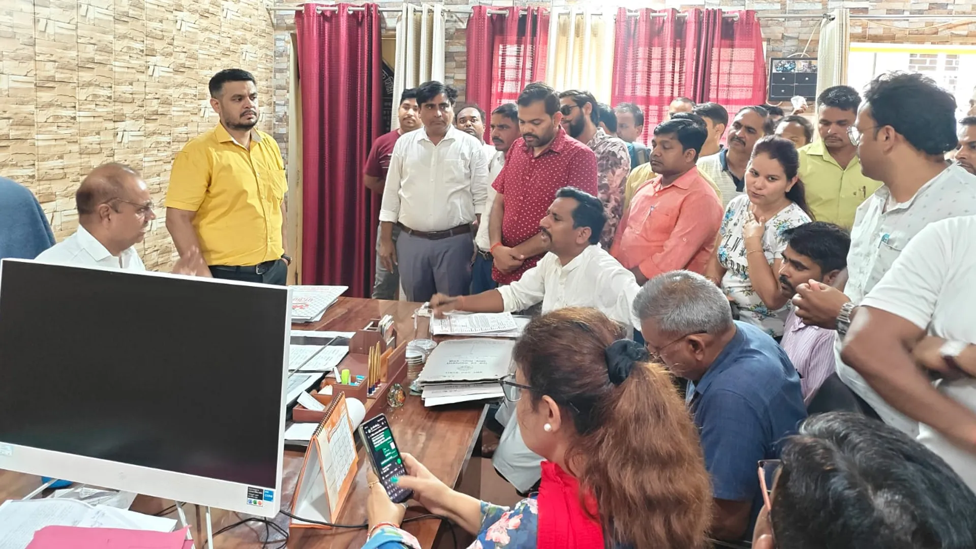 Bareilly News : वेतन एरियर और चयन वेतनमान को लेकर प्राथमिक शिक्षक संघ का धरना-प्रदर्शन