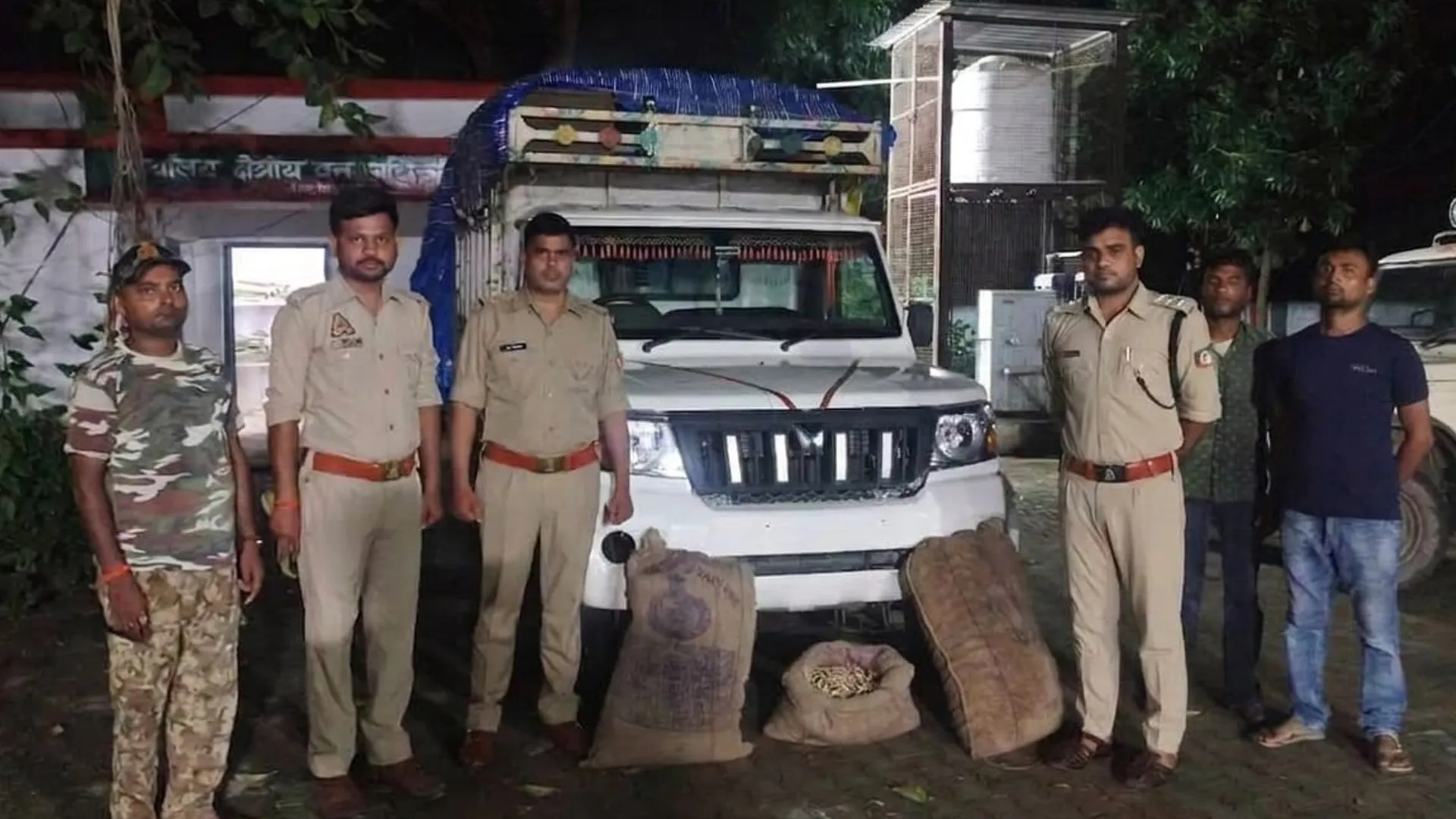 Lakhimpur Kheri News : खैरीगढ़ मार्ग पर धरती का फूल लदी रेंजर ने पिकअप पकड़ी, चालक फरार