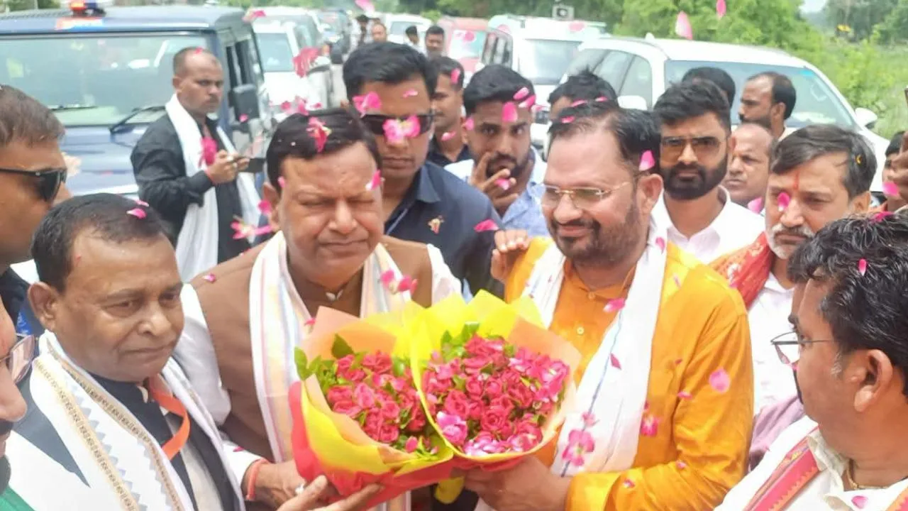 Bahraich News:  बहराइच में भाजपा प्रदेश अध्यक्ष पंकज चौधरी का ऐतिहासिक स्वागत, कार्यकर्ताओं ने बुलडोजर से की पुष्पवर्षा