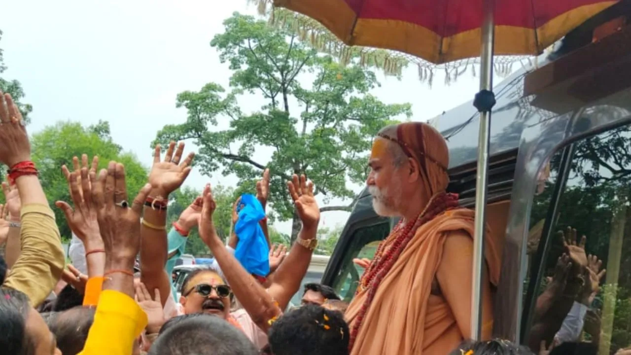 Mahsi echoes with cheers welcoming Shankaracharya Avimukteshwaranand