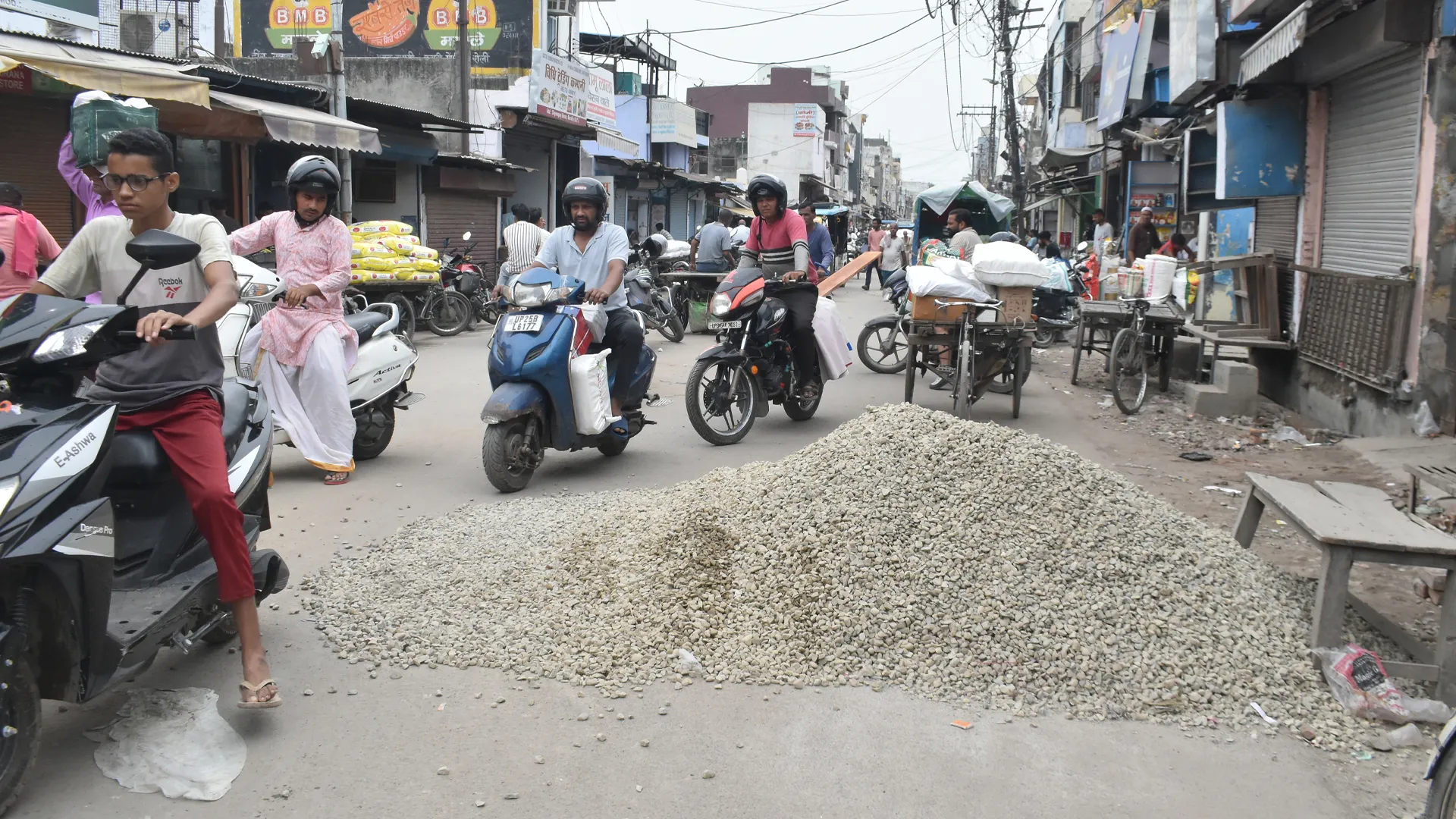 Bareilly News : श्यामगंज बाजार में टुकड़ों में काम... उड़ रही धूल, लगा रहा जाम