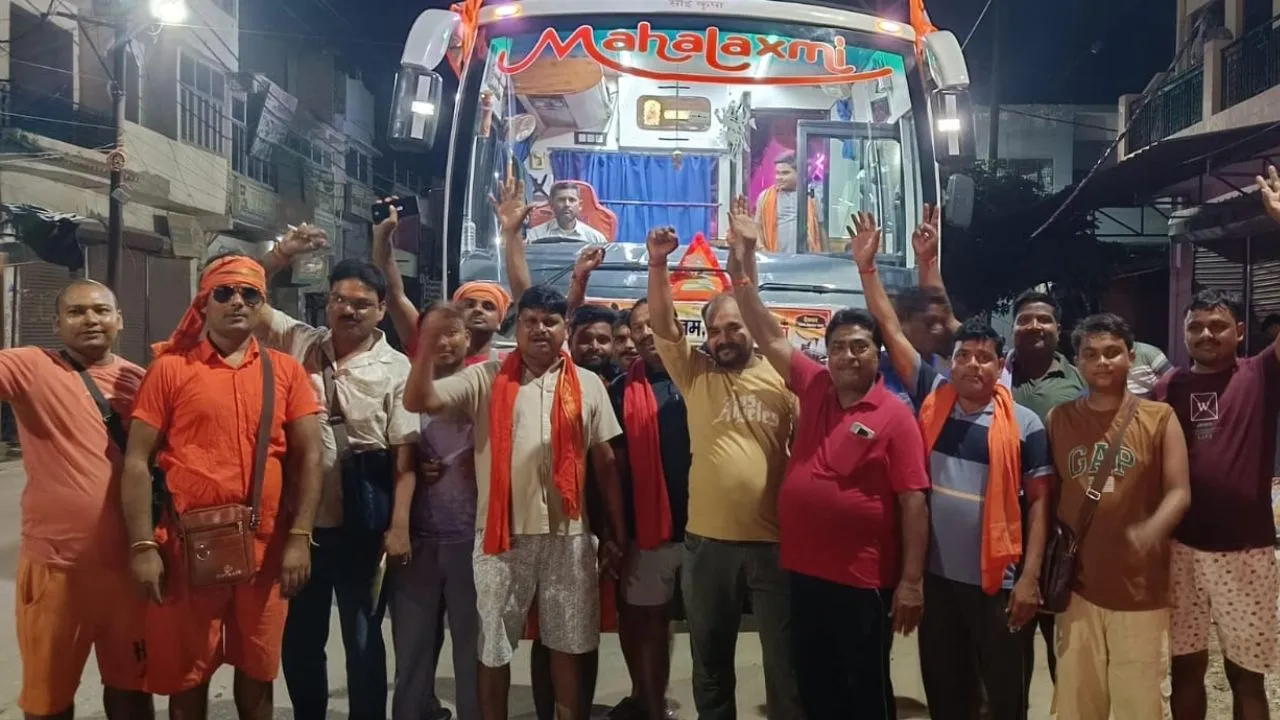  Raebareli News :  'बोल बम' के जयघोष के बीच सलोन से रवाना हुए 111 कांवड़िए, देवघर में करेंगे बाबा बैद्यनाथ का जलाभिषेक
