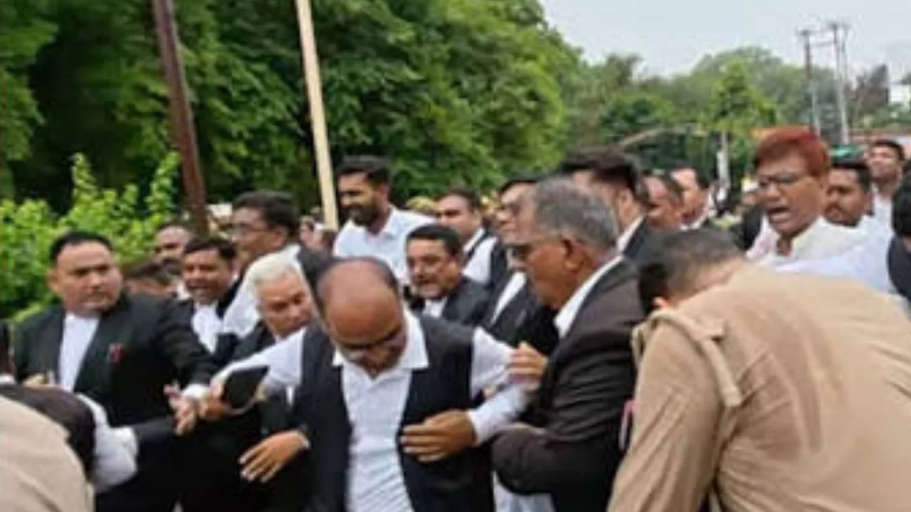 राम मंदिर चंदा चोरी! चंपत राय, अनिल मिश्रा और गोपाल राव के खिलाफ FIR कराने श्रीराम जन्मभूमि थाने पहुंचे वकील 