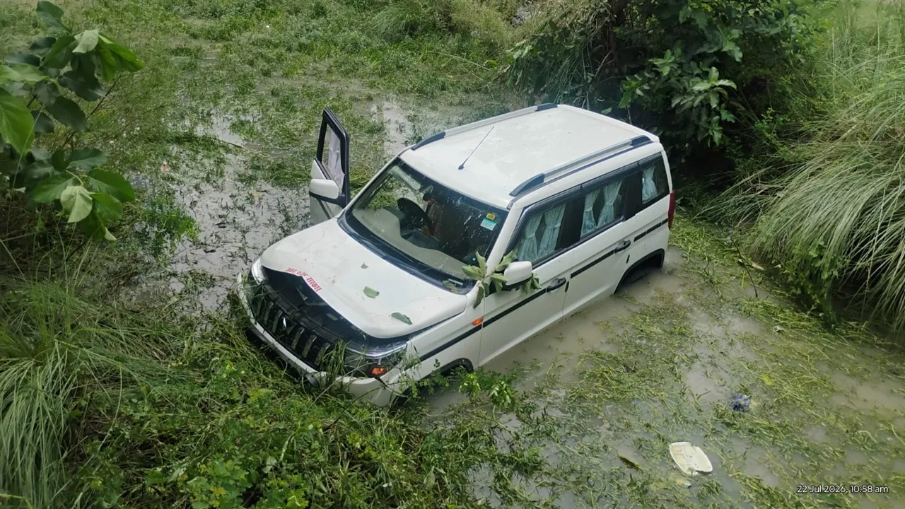 Barabanki News : बांदा-बहराइच हाईवे पर नाले में गिरी अनियंत्रित कार, SDM की तत्परता से तुरंत शुरू हुआ राहत अभियान, बचा बड़ा हादसा