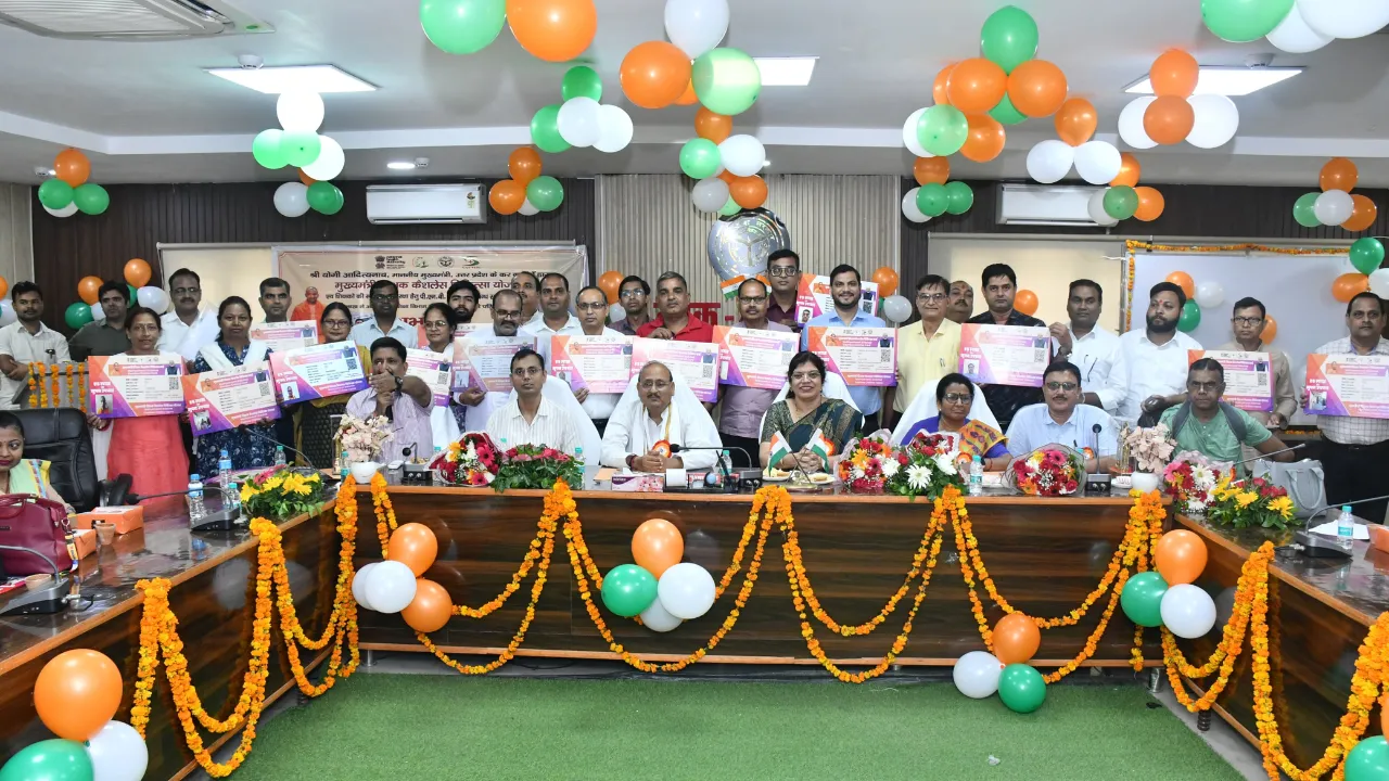 बाराबंकी में 'मुख्यमंत्री शिक्षक कैशलेस चिकित्सा योजना' का शुभारंभ, शिक्षकों को मिले कैशलेस कार्ड; एमएलसी बोले- निश्चिंत होकर करें राष्ट्र निर्माण