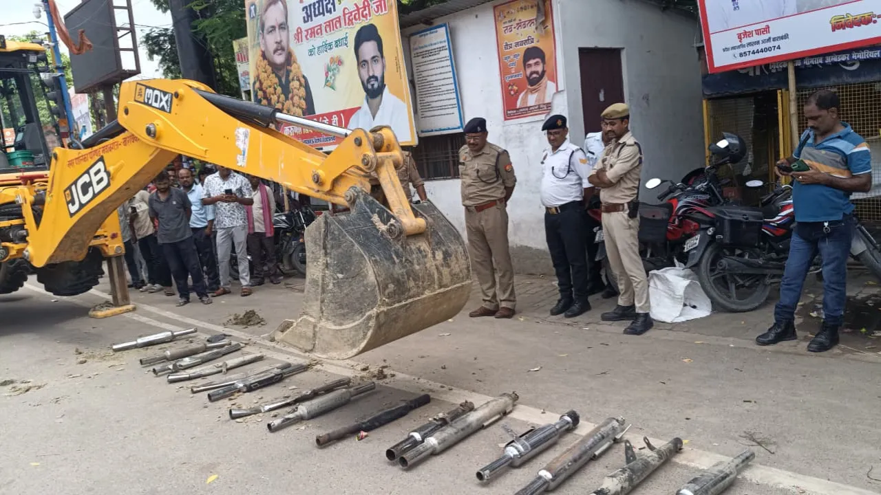 Barabanki News: मॉडिफाइड साइलेंसर, लाउडस्पीकर और हूटर पर चला बाबा का बुलडोजर, शरारती तत्वों में हड़कंप