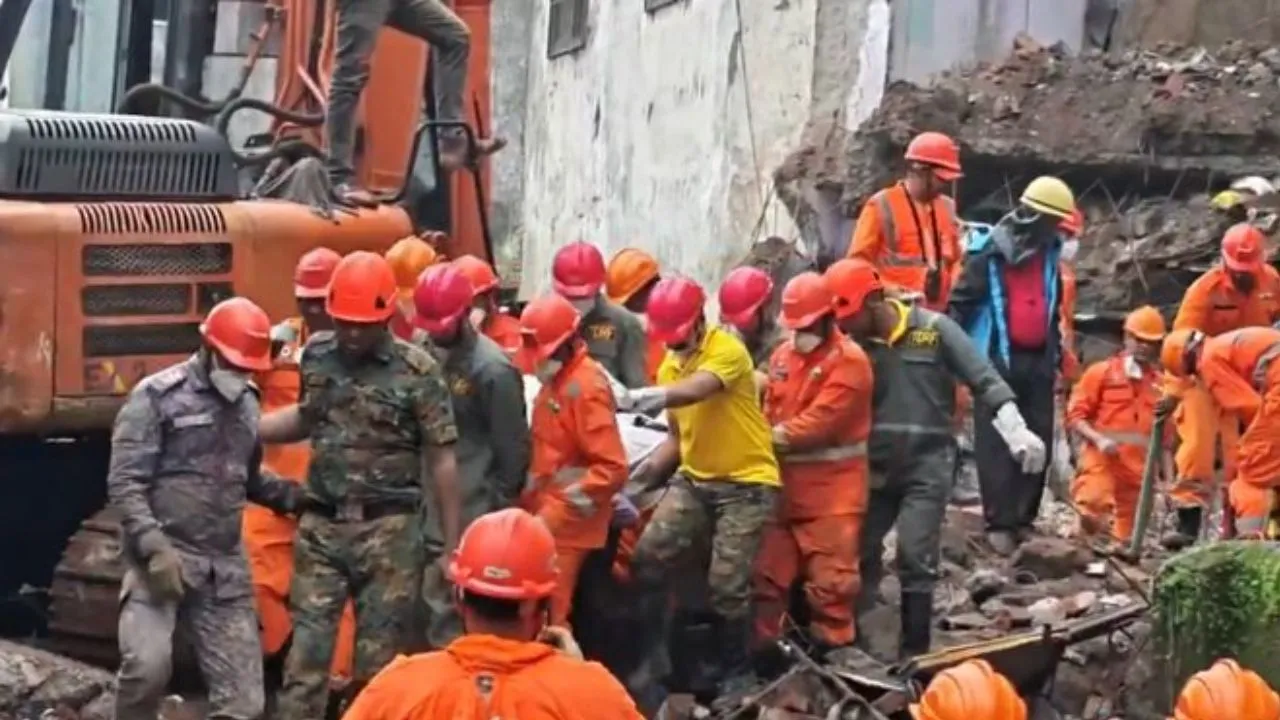 Bhiwandi Building Collapse : भिवंडी में चार मंजिला इमारत ढही, 1 की मौत; कई लोगों के मलबे में फंसे होने की आशंका