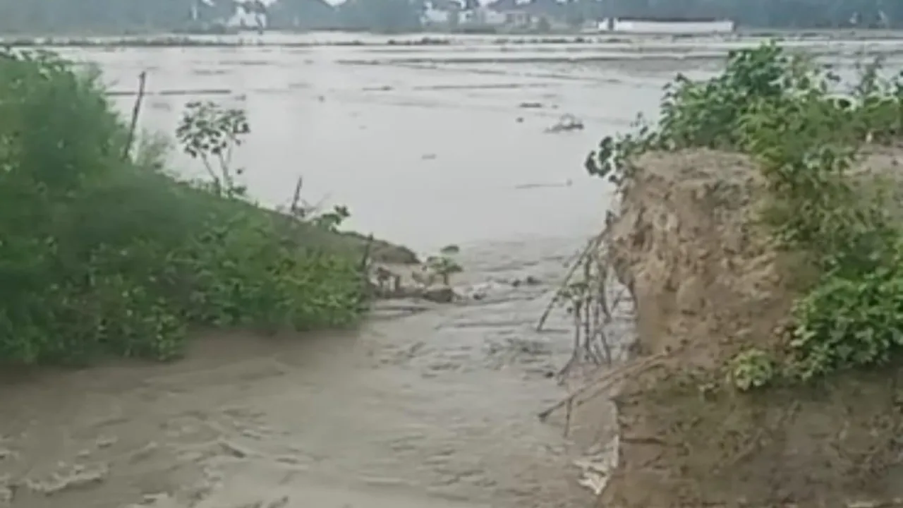 Barabanki News : माइनर में पाइप डालने से टूटी नहर, सैकड़ों बीघे खेत जलमग्न, किसानों का बड़ा नुकसान