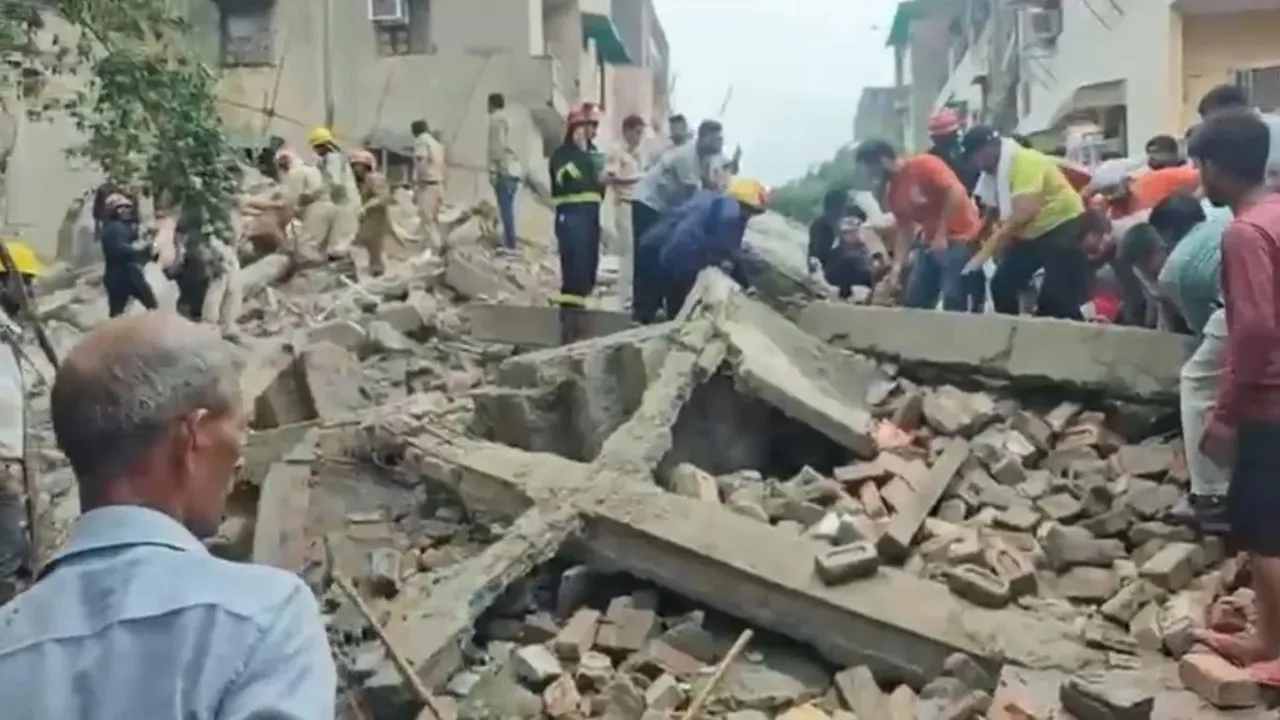 Delhi News : भारी बारिश के बीच दिल्ली के रोहिणी में मकान ढहा, कई लोगों के मलबे में दबे होने की आशंका