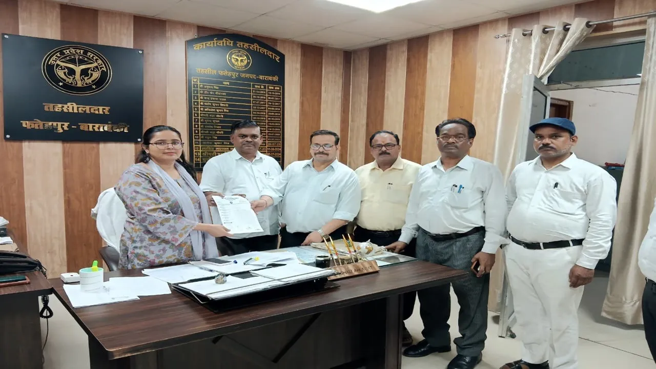 Barabanki News: तहसील परिसर की अव्यवस्थाओं पर बार एसोसिएशन का विरोध, पार्किंग और स्थायी धरना स्थल की मांग 
