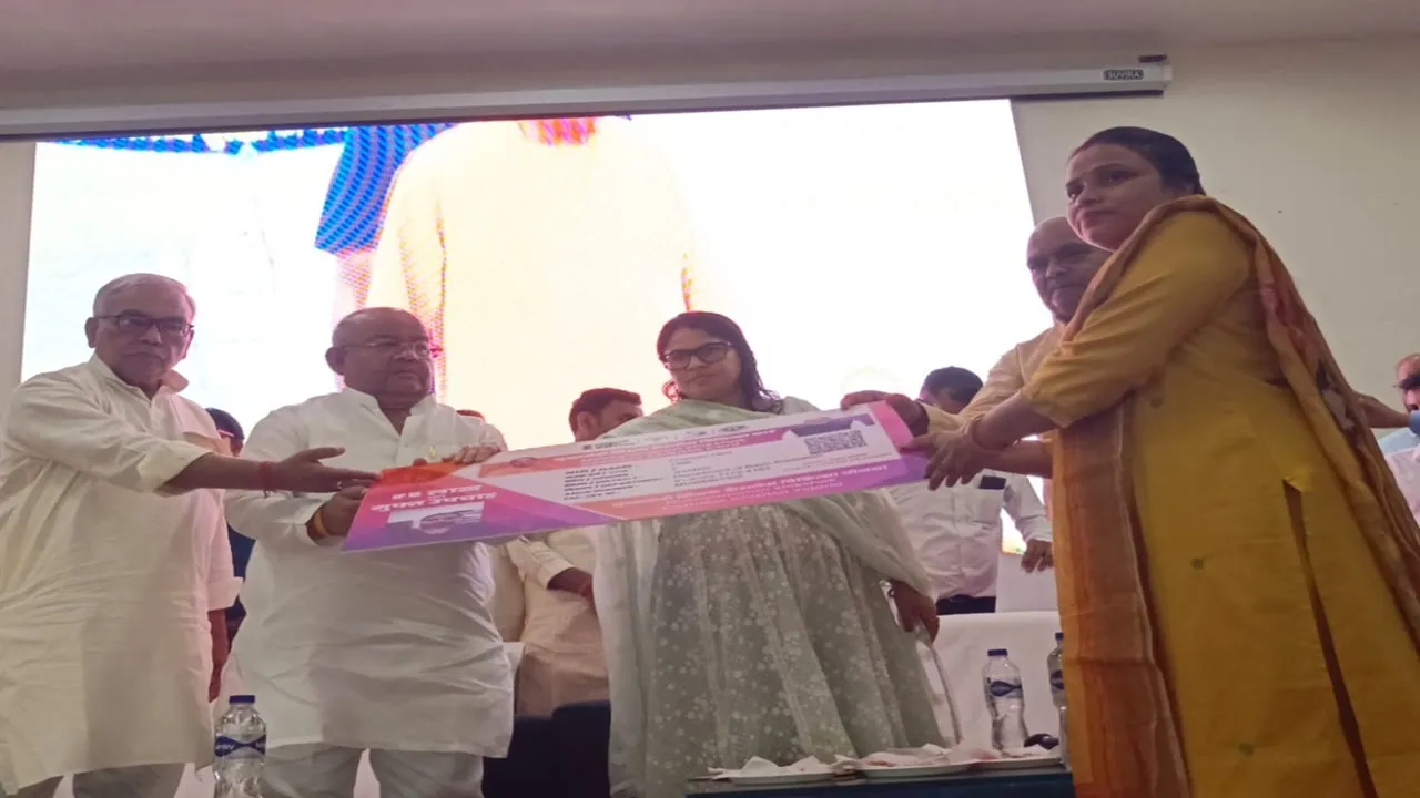 Gonda News: 19,301 शिक्षा कर्मियों को मिलेगा 5 लाख तक कैशलेस इलाज, 34 शिक्षकों को मिले हेल्थ कार्ड
