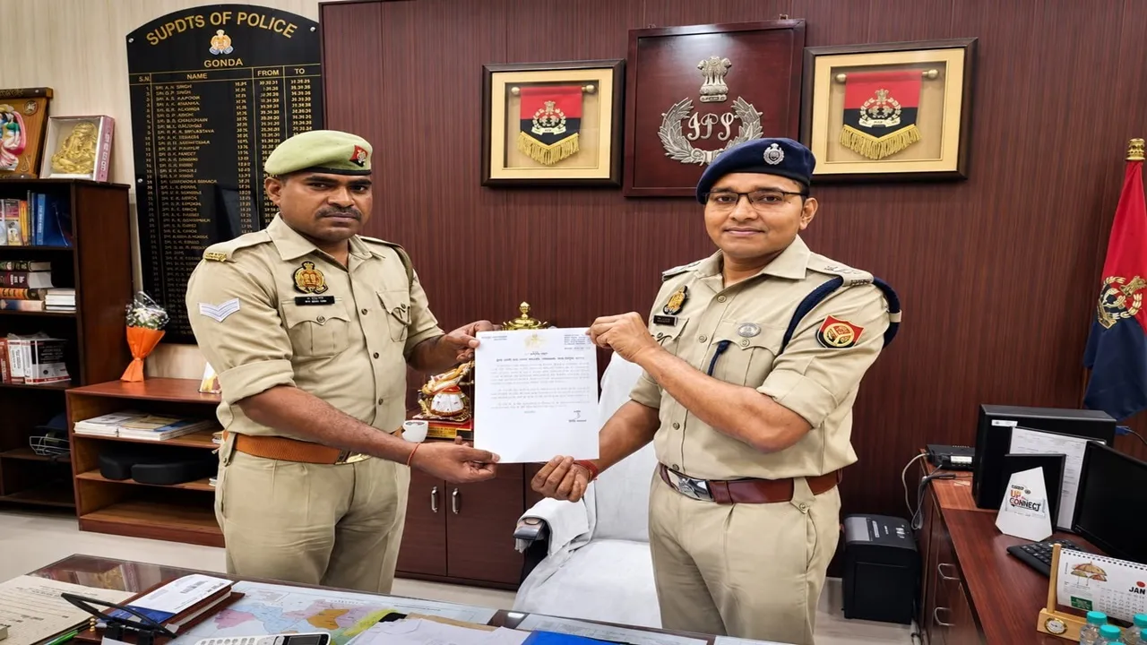 मौत से छीन लाए जिंदगी : गोंडा में डूबते युवक को बचाने वाले हेड कांस्टेबल पवन यादव को एसपी ने किया सम्मानि