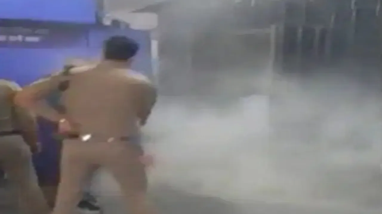 Prayagraj News : प्रयागराज जंक्शन के प्लेटफॉर्म-1 पर TLC चार्जिंग केबिन में लगी आग, समय रहते बचा बड़ा हादसा
