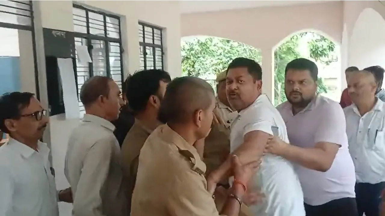 Barabanki News : रामनगर तहसील में नाजिर और पेशकार के बीच मारपीट, CCTV में कैद हुआ हंगामा