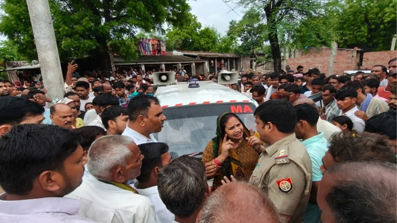 Barabanki News : किसान की मौत पर भड़का गुस्सा, सड़क पर शव रखकर परिजनों ने रोका अंतिम संस्कार