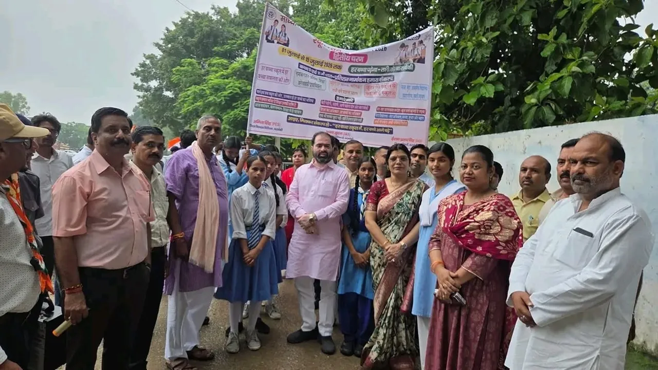 Barabanki News: शिक्षा का संदेश लेकर सड़कों पर उतरे छात्र, स्कूल चलो अभियान रैली में 500 से अधिक विद्यार्थियों ने भरी हुंकार