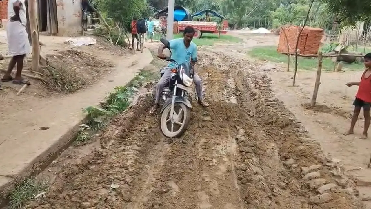 Barabanki News: अधूरी सड़क बनी मुसीबत, गर्भवती को चारपाई पर लिटाकर पहुंचाना पड़ा अस्पताल