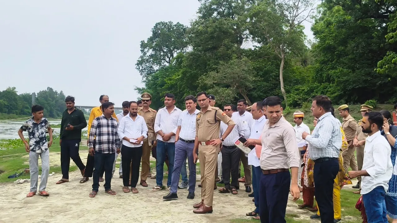  Barabanki News: अवसानेश्वर मंदिर में डीएम-एसपी ने परखी तैयारियां, खोया-पाया केंद्र व सीसीटीवी लगाने के निर्देश