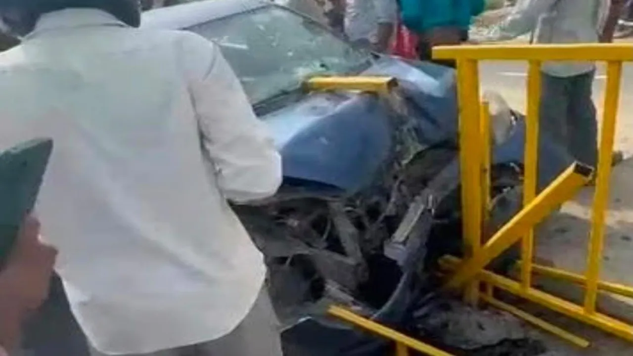 Amroha News : हाईवे पर कार अनियंत्रित कार लोहे की रेलिंग में घुसी, एक की मौत... छह घायल 