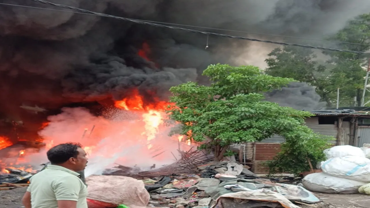 Kanpur News : जूही राखी मंडी के कबाड़ गोदाम में भीषण आग, प्लास्टिक के धुएं से मची अफरातफरी