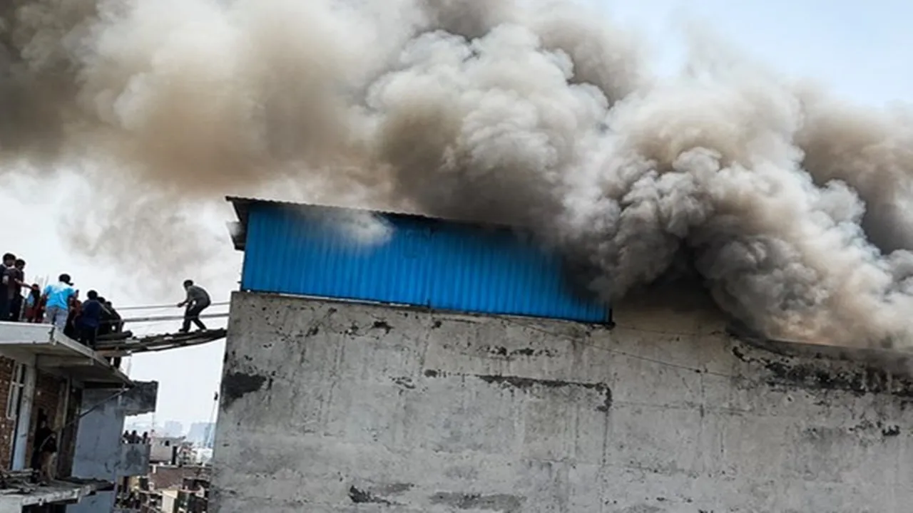 Noida Fire : नोएडा के मामूरा में ई-वाहन चार्ज करते समय लगी भीषण आग, महिला समेत दो की मौत; मकान मालिक गिरफ्तार