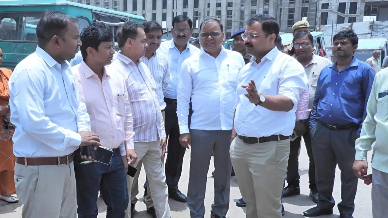 Kanpur News: कानपुर सेंट्रल स्टेशन के बाहर बदलेगी तस्वीर, नगर आयुक्त ने गंदगी और अतिक्रमण पर जताई नाराजगी