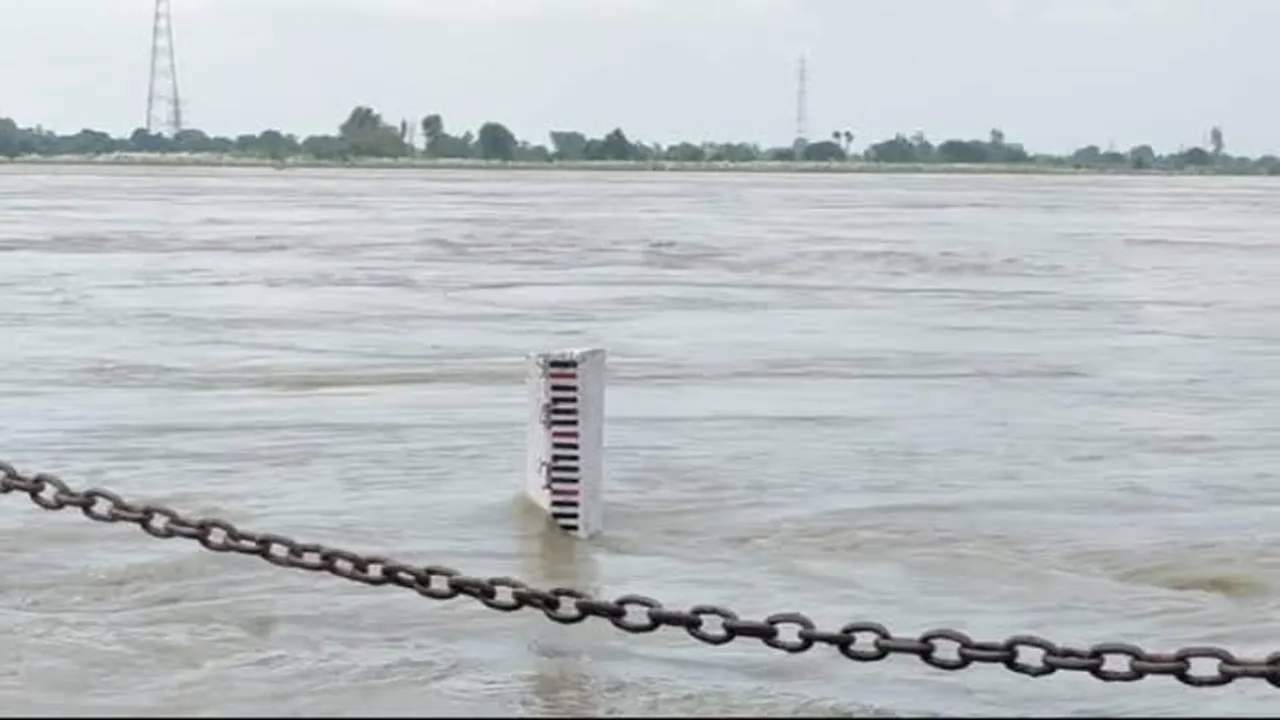 Ayodhya News : सरयू नदी का जलस्तर चेतावनी बिंदु से 34 सेंटीमीटर दूर, प्रशासन हाई अलर्ट पर