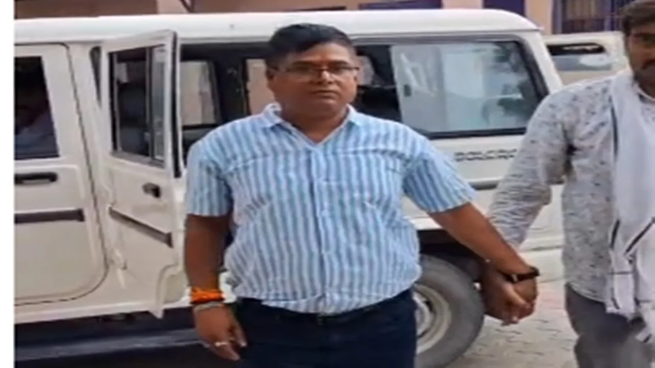 Amethi News: सीएमओ कार्यालय में एंटी करप्शन का छापा, वरिष्ठ सहायक लिपिक 50 हजार रुपये की रिश्वत लेते रंगे हाथ गिरफ्तार